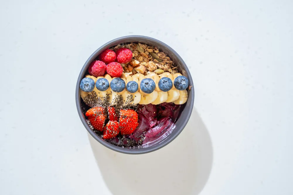 Berry Boost mit Himbeeren, Granatapfel und Ingwer