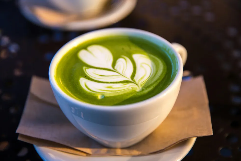 Iced Matcha mit Mandelmilch und Vanille
