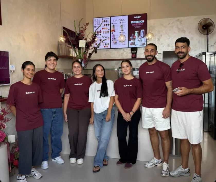 Das DAILY Team im Café