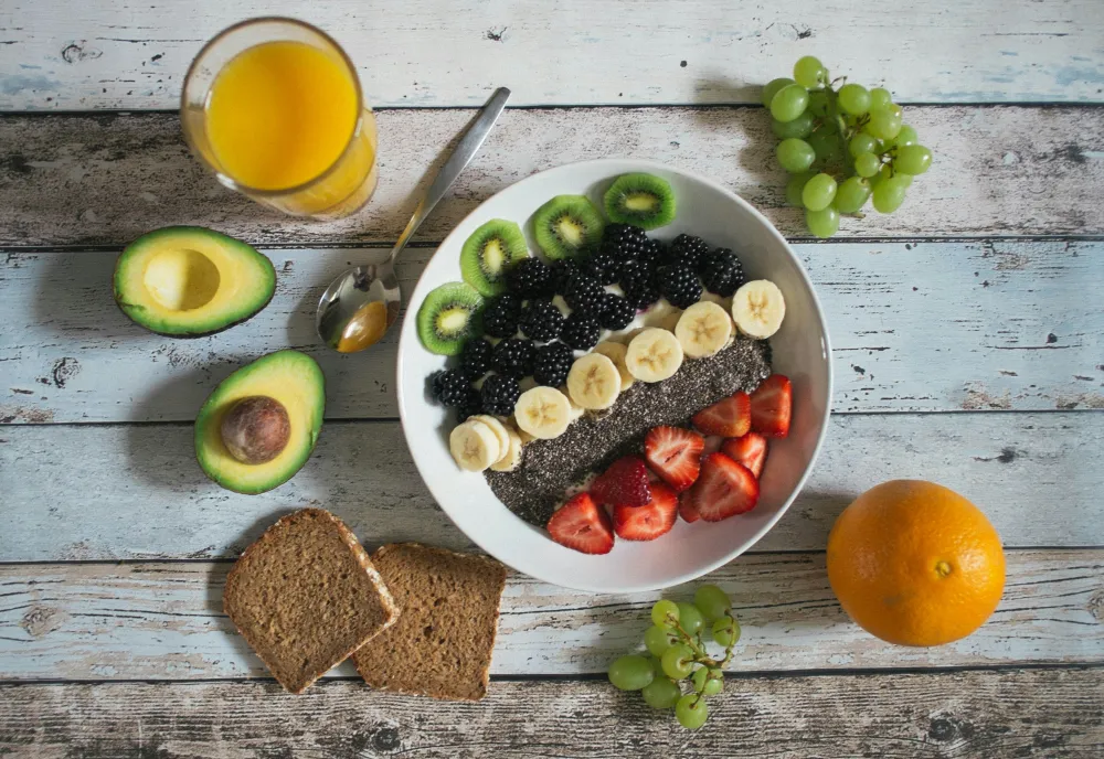 Tropical Açaí Bowl mit Ananas, Kokos und Maracuja